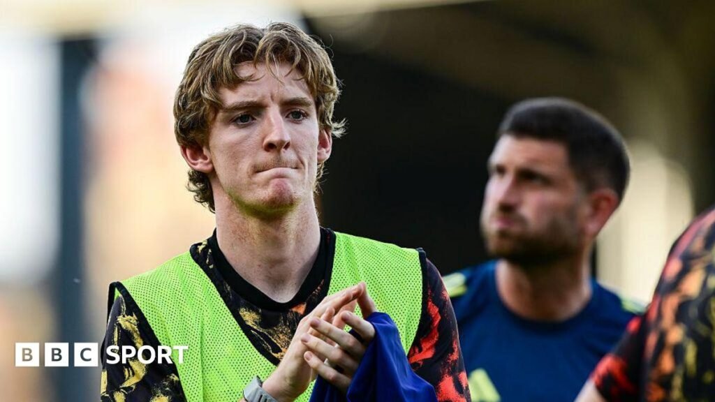 Anthony Gordon: Barcelona in talks to sign Newcastle forward Anthony Gordon applauds Newcastle United supporters after the game against Fulham on 24 May 2026