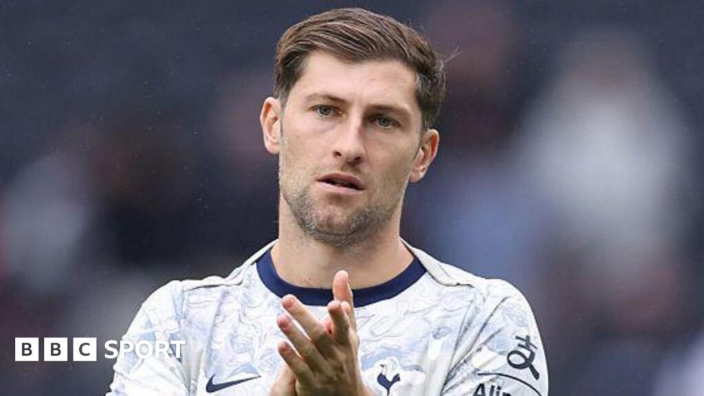 Ben Davies applauds in Spurs training kit
