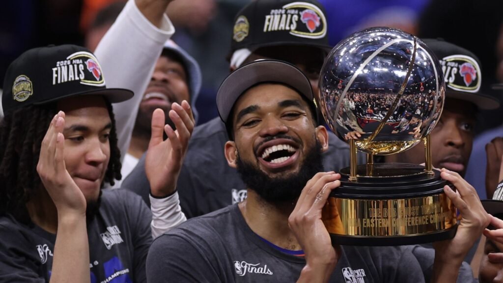 NBA Playoffs: New York Knicks beat Cleveland Cavaliers to sweep Eastern Conference finals and reach first NBA Finals since 1999 | NBA News New York Knicks center Karl-Anthony Towns, center, and teammates celebrate after winning Game 4 in the Eastern Conference finals
