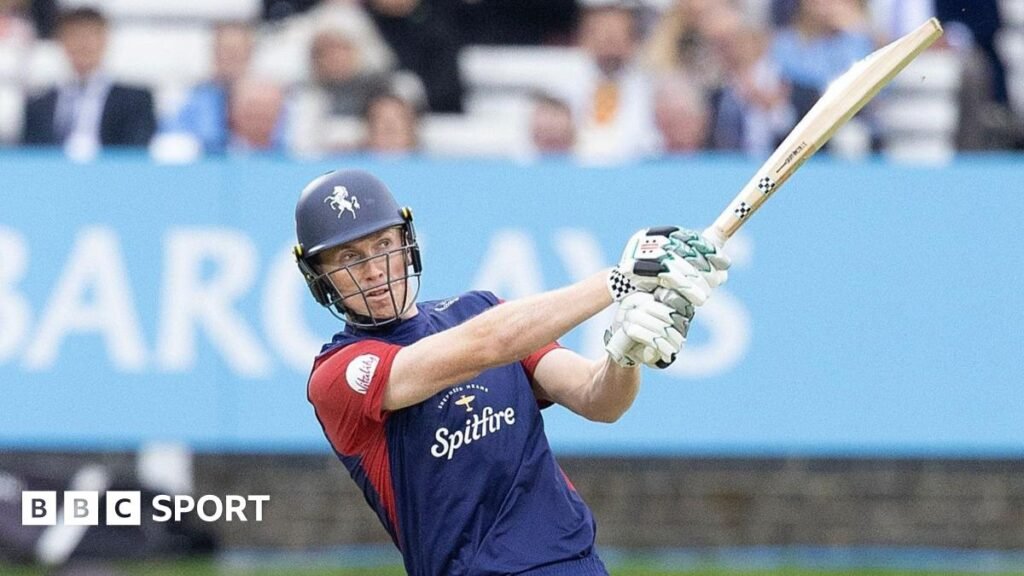 Kent batter Zak Crawley plays a pull shot.