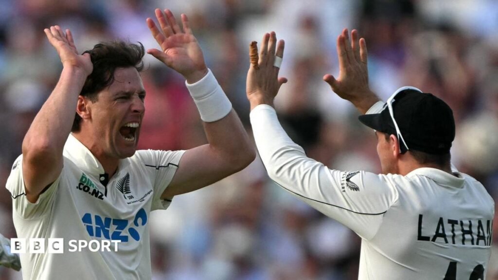 England vs New Zealand: Glenn Phillips, Matt Henry and Will O’Rourke leave hosts in trouble BBC Sport microphone and phone