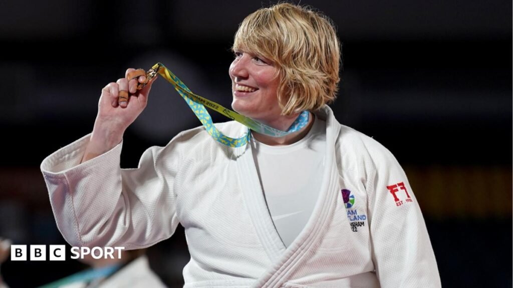 Glasgow 2026: Sarah Adlington eyes ‘perfect ending’ as 12 others debut Sarah Adlington with her gold medal in Birmingham in 2022