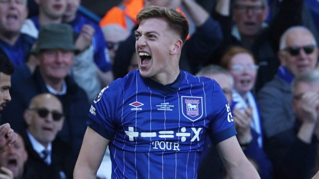 Ipswich & Coventry pushing to sign Premier League striker
