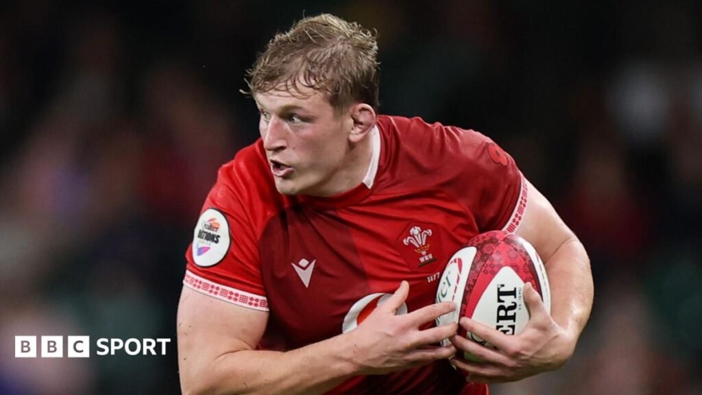 Jac Morgan carries the ball in his left arm for Wales against Argentina in 2025