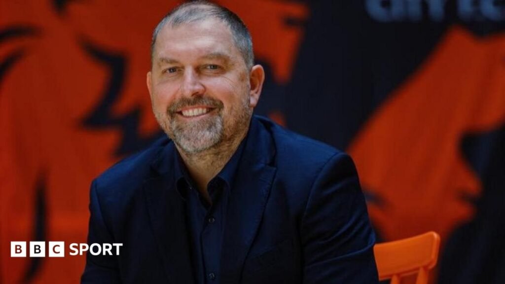 Salford City appoint Peter Cklamovski after sacking Karl Robinson New Salford City manager Peter Cklamovski