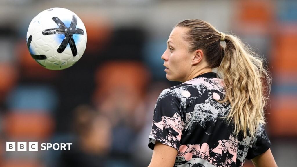 Scotland’s Claire Emslie on motherhood & World Cup dreams Claire Emslie warms up for Angel City