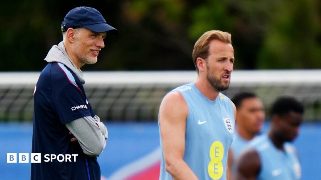 Thomas Tuchel watches Harry Kane in training