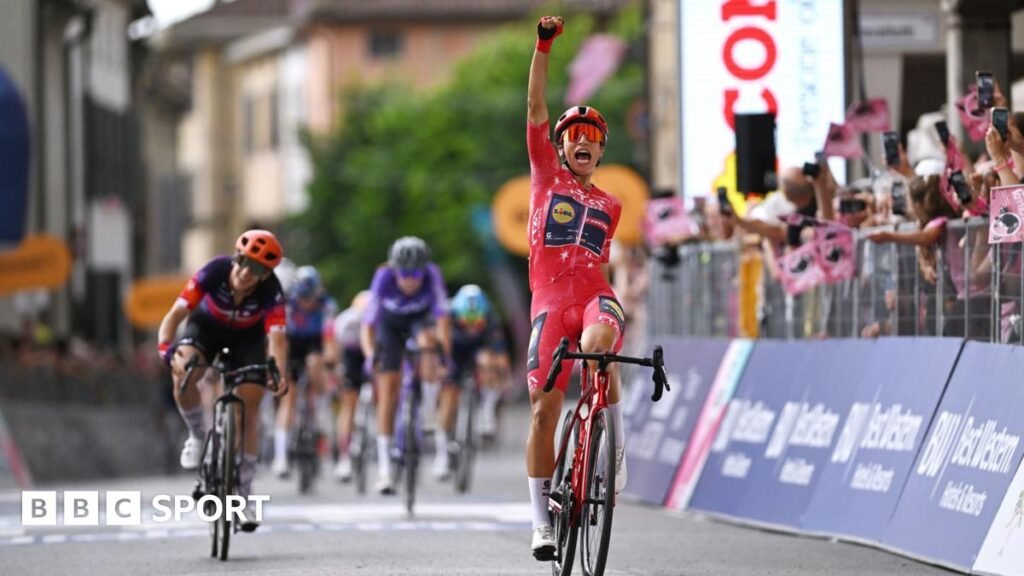 Elisa Balsamo punches the air as she crosses the finishing line