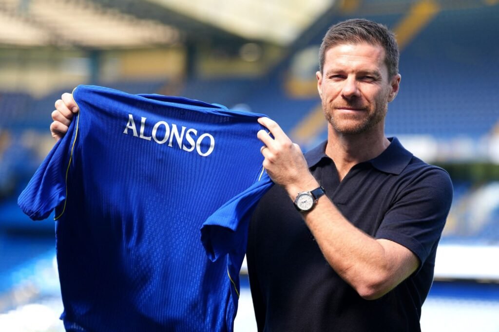 “After last year” – Alonso on what he needs his squad to improve New Chelsea manager Xabi Alonso at Stamford Bridge holding Chelsea shirt