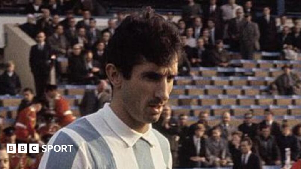 Antonio Rattin: Argentina great remembered for 1966 sending-off dies aged 89 Antonio Rattin at the 1966 World Cup