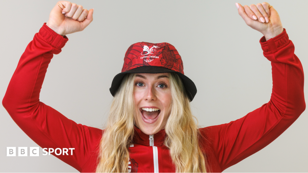 Commonwealth Games: ‘Nothing to prove’ for Wales’ Emma Finucane Emma Finucane wearing a bucket hat at Wales' kitting out day