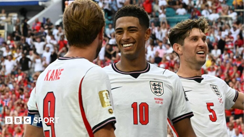 England player ratings: How Three Lions rated in World Cup quarter-final win over Norway Harry Kane and Jude Bellingham with their arms wide apart, smiling to the crowd mid-game at the 2026 World Cup