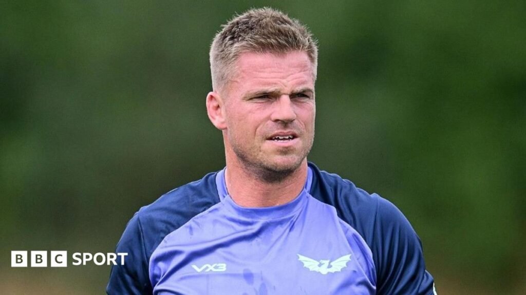 Gareth Anscombe in Scarlets kit