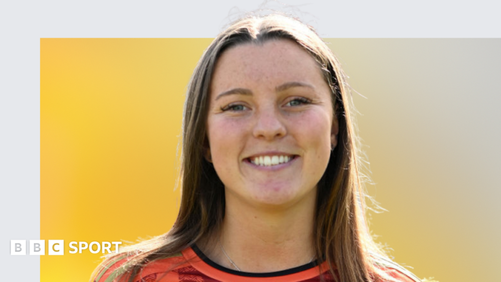 Grace Ballinger column: How will a revamped Hundred play out? The Manchester Super Giants auction team place a bid at the women's 2025 100 auction. They are sat round a table in white and red clothing, and one man holds a padel with an elephant on to signal a bid