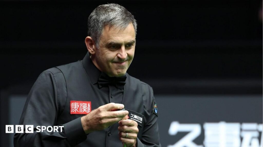 Ronnie O'Sullivan chalks his cue