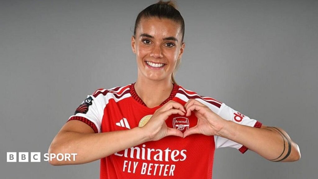 Selina Cerci: Arsenal sign Hoffenheim striker on free transfer Selina Cerci makes a heart symbol over the Arsenal badge