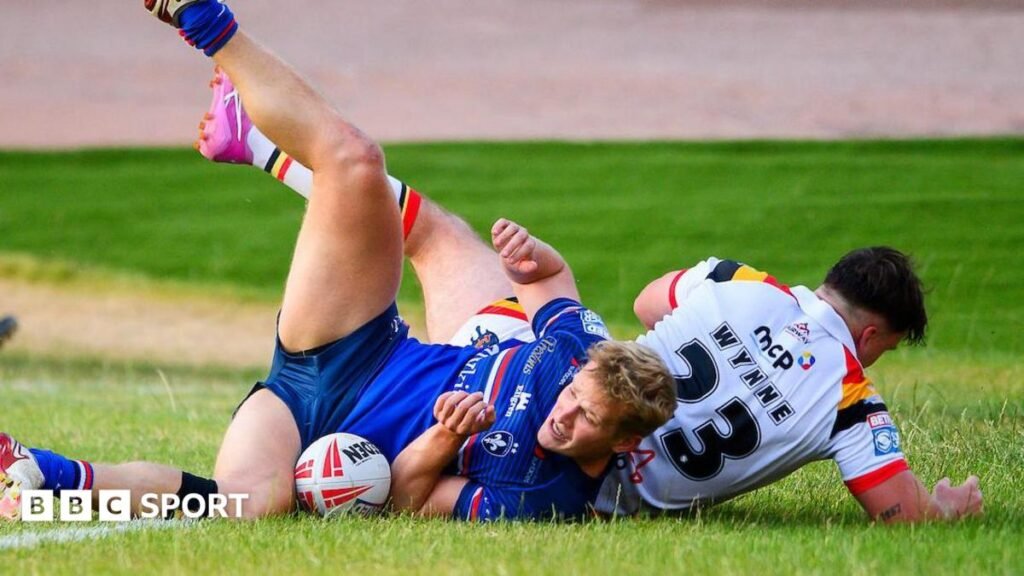 Super League: Bradford Bulls 12-26 Wakefield Trinity Will Tate scores for Wakefield Trinity in the first half