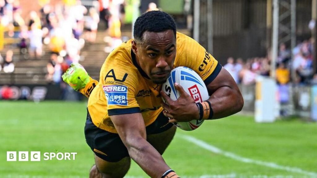 Super League: Castleford 36-34 Leeds Rhinos – Tigers win thriller Castleford Tigers' Jason Qareqare diving for the line with the ball in his left hand.