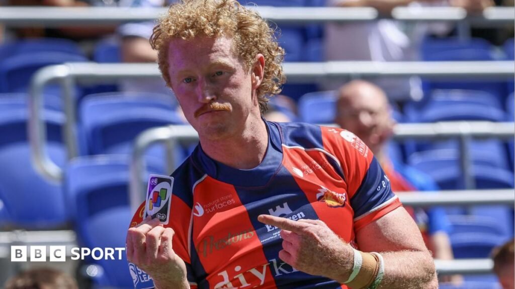 Super League: Wakefield Trinity 48-6 Castleford Tigers – nine-try Trinity boost top-four hopes Lachlan Walmsley leaps into the corner for a spectacular try for Wakefield against Castleford