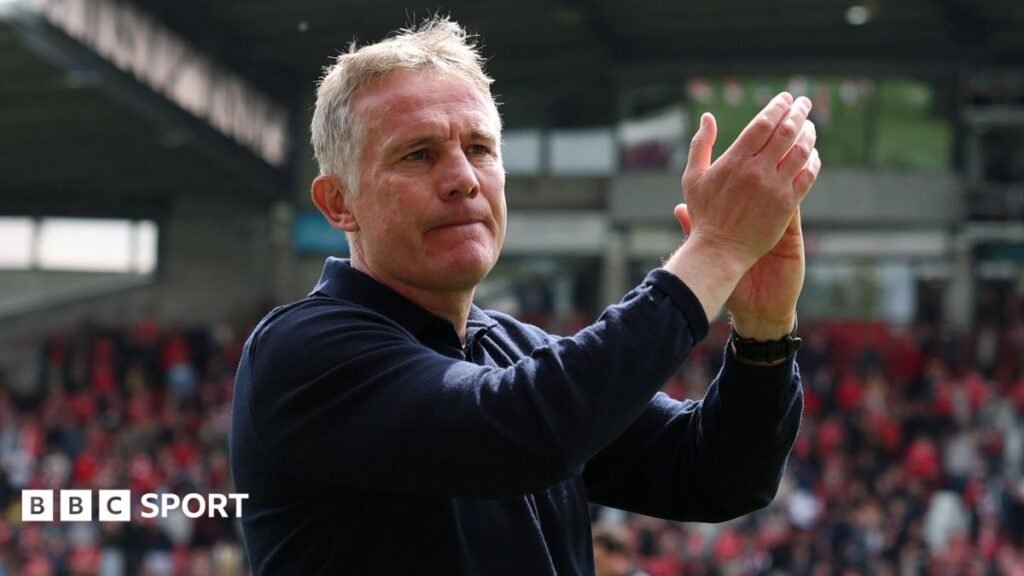 Wrexham must ‘hold their nerve’ in transfer window – Phil Parkinson Phil Parkinson applauds Wrexham supporters