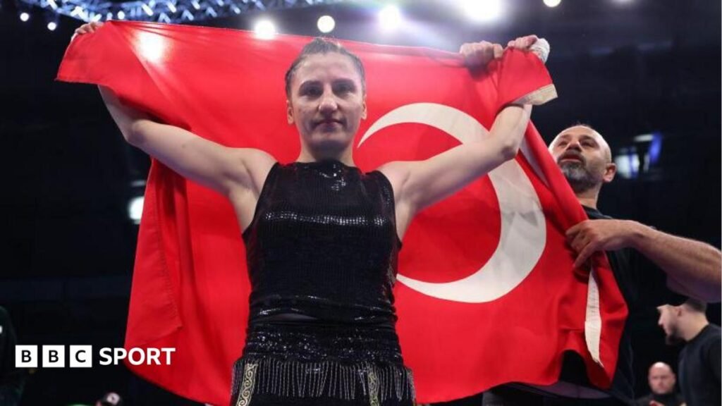 Caroline Dubois unification moves closer as Turkish champion Elif Nur Turhan joins MVP Elif Nur Turhan posing with the Turkish flag
