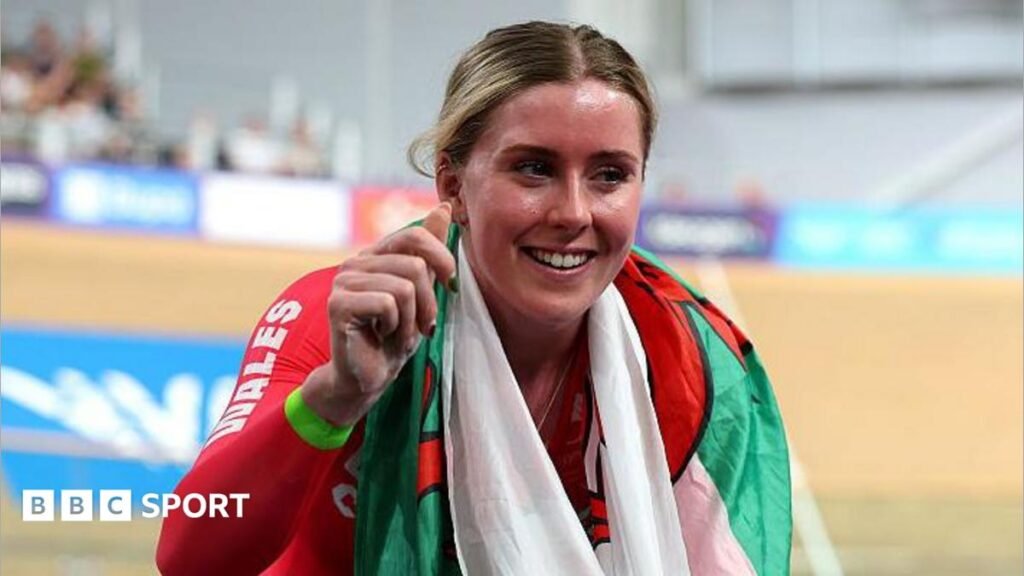 Emma Finucane celebrates a gold medal