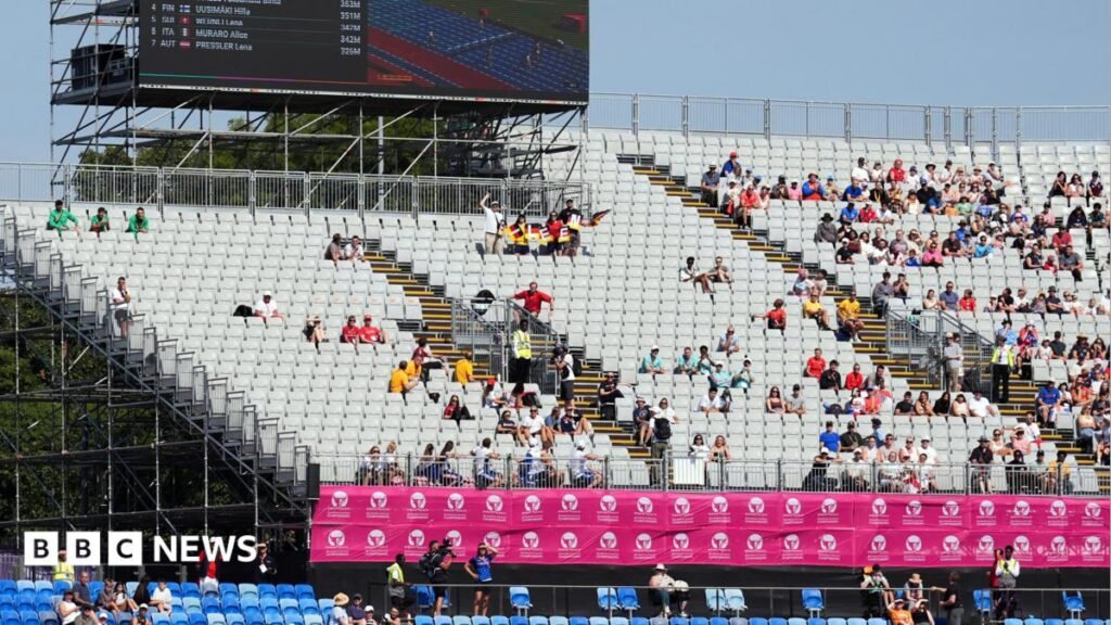 European Athletics Championships: Criticism as thousands of empty seats in Birmingham A photo of six women in a race. The floor is blue and the stands are behind which are not full. The signs are pink.