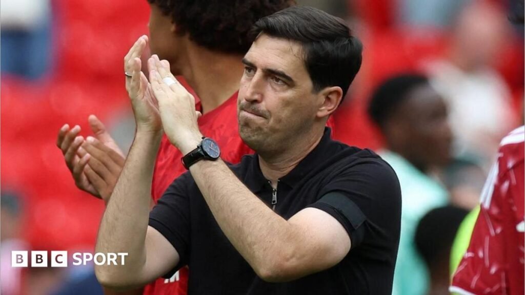Liverpool: Reds ‘cannot sustain level’, says Andoni Iraola Andoni Iraola applauds the Anfield crowd