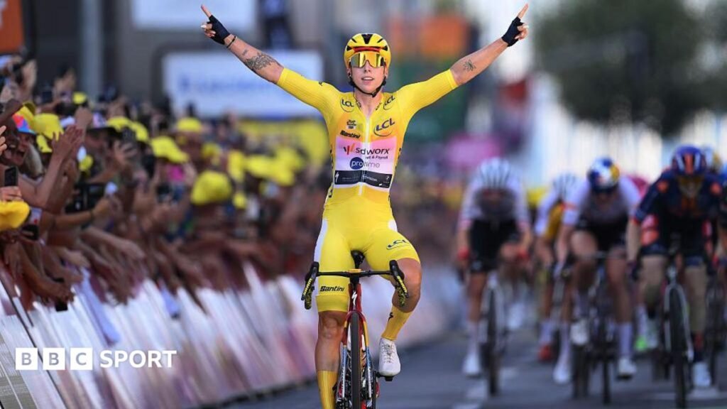 Lorena Wiebes crosses the line with her arms aloft