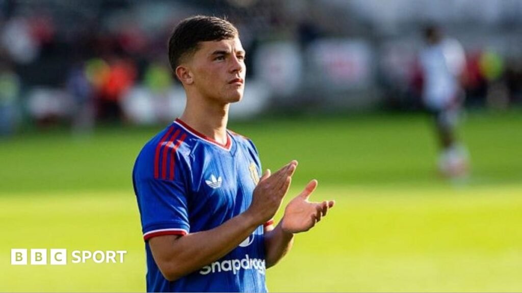 Man Utd: Shea Lacey and Tyler Fletcher set for first-team breakthrough Manchester United forward Shea Lacey applauding