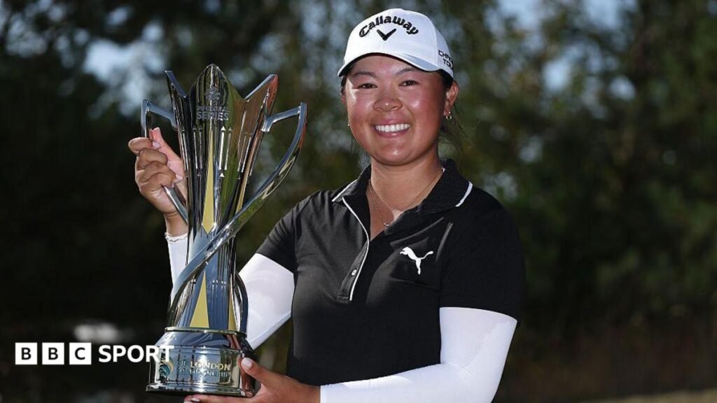 Anna Huang holding the PIF London Championship trophy