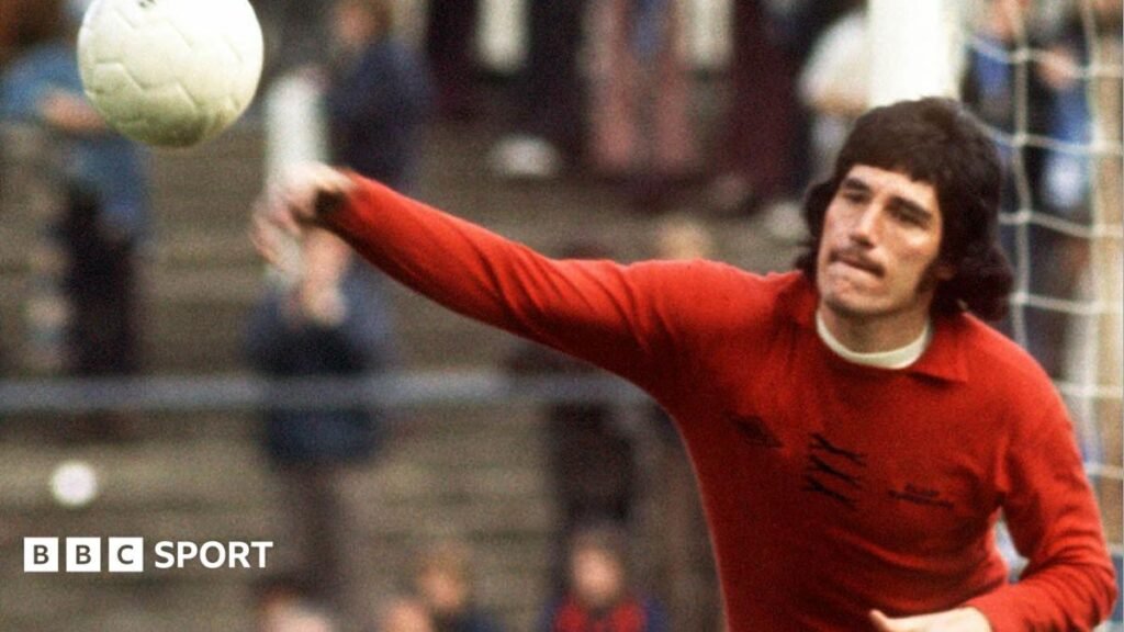 Phil Parkes: Wolverhampton Wanderers legend dies aged 79 Phil Parkes in goal for Wolves in a game against Chelsea in 1974