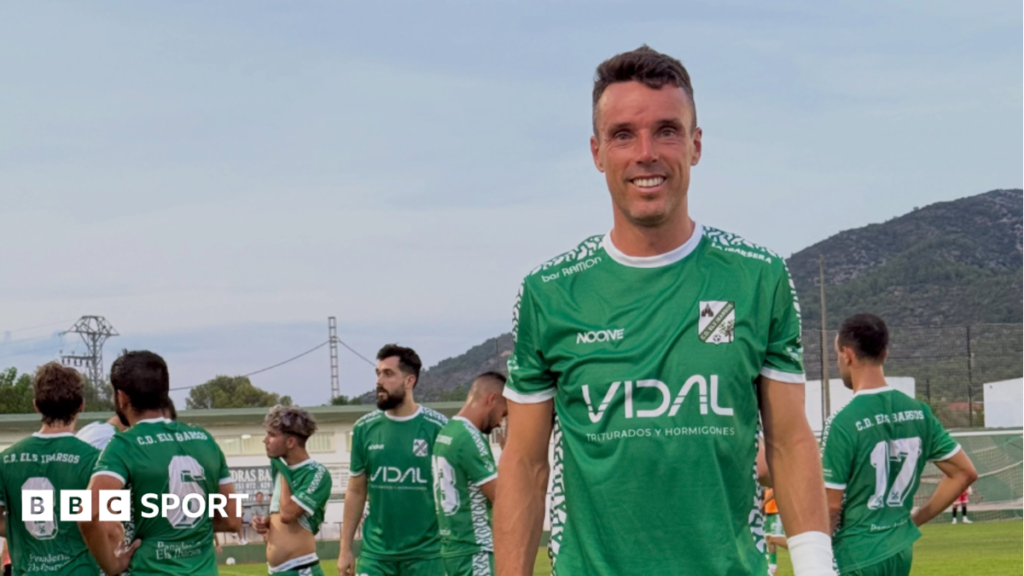 Roberto Bautista Agut: Retired tennis player scores on debut for seventh-tier Spanish side A smiling Roberto Bautista Agut in the CD Els Ibarsos green kit