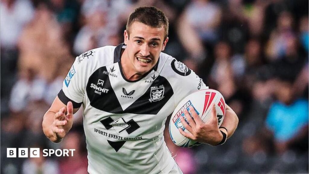 Super League: Catalans Dragons 26-27 Hull FC: Jake Arthur’s drop goal gives Hull FC victory Jake Arthur runs with the ball wearing a white and black Hull FC shirt