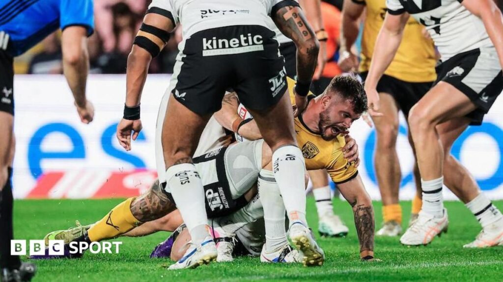 Super League: Hull FC 14-18 Castleford Tigers: Cas win despite coaching problems Liam Hood burrows his way over the line to score Castleford's winning try in their 18-14 success at Hull FC.