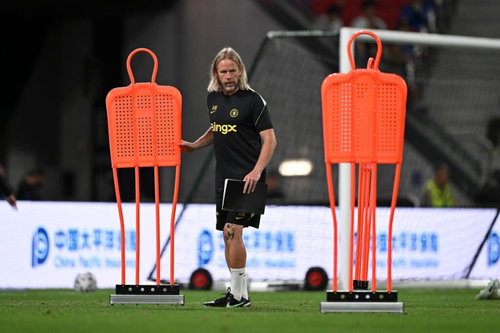 “We are happy” – Xabi Alonso on the impact of coaching change Austin Macphee sets up a training drill