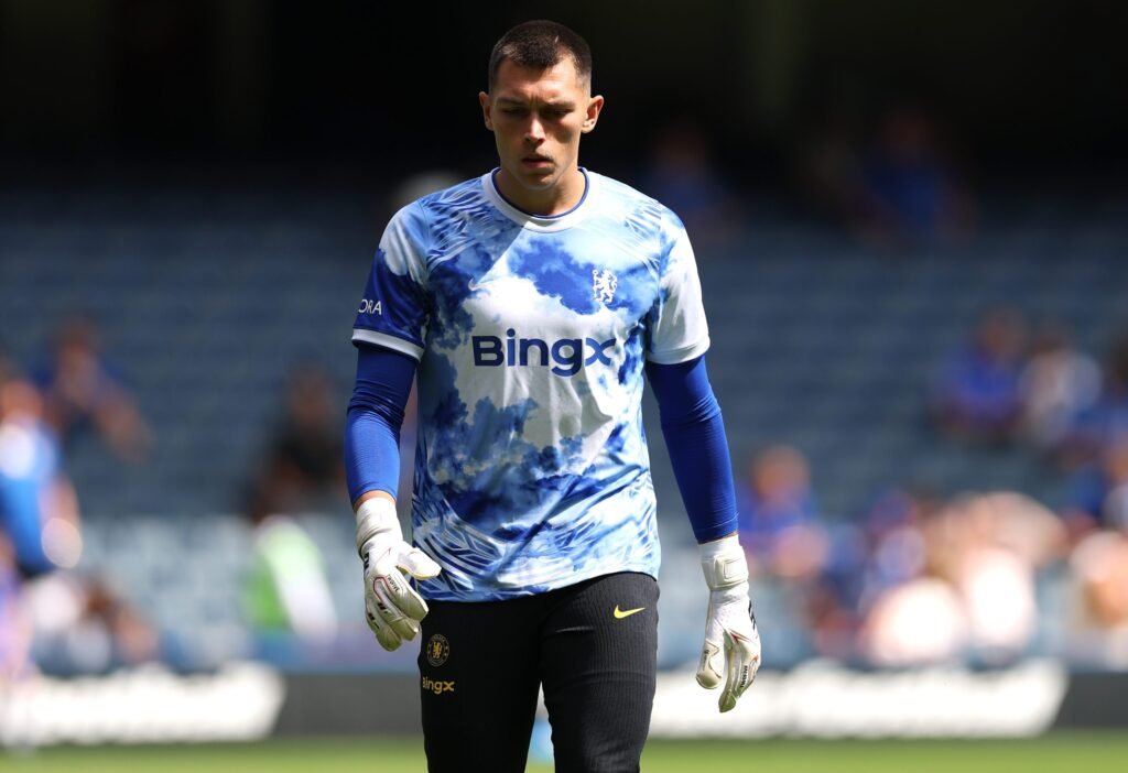 Gabriel Slonina of Chelsea warms up