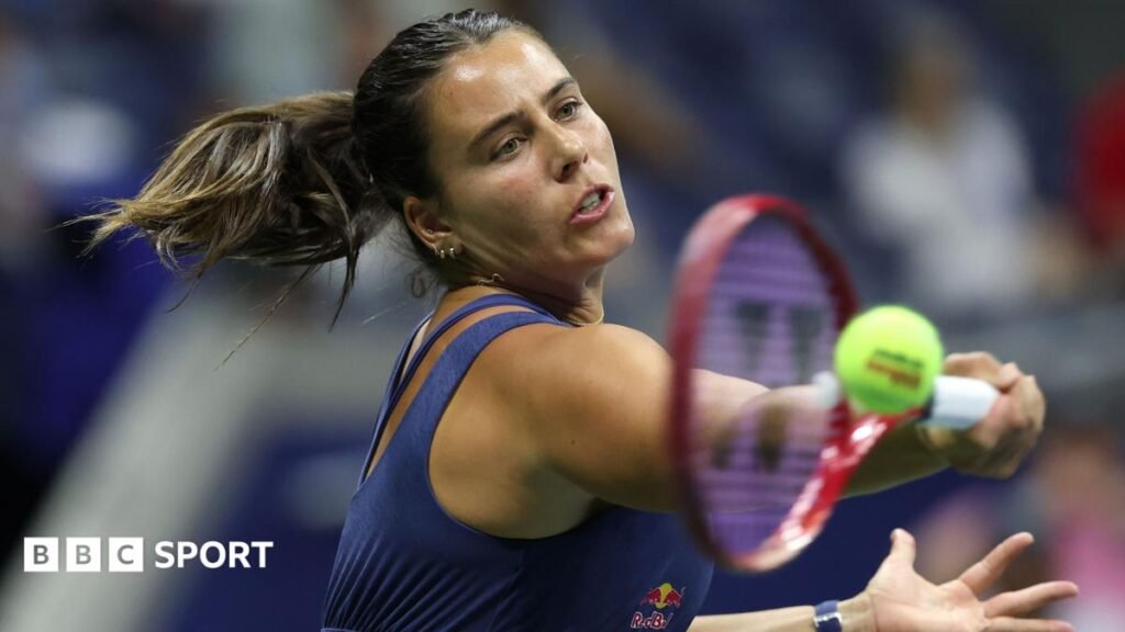 Emma Navarro plays a shot