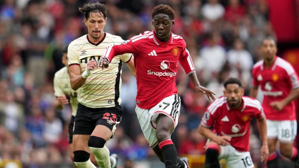Man Utd teen looks like he "stepped out of La Masia"