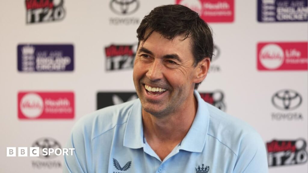 Stephen Fleming: New England coach arrives with desire to ‘beat the Aussies’ Stephen Fleming, left, and Brendon McCullum, right, appeal for Jason Gillespie's wicket in 2005