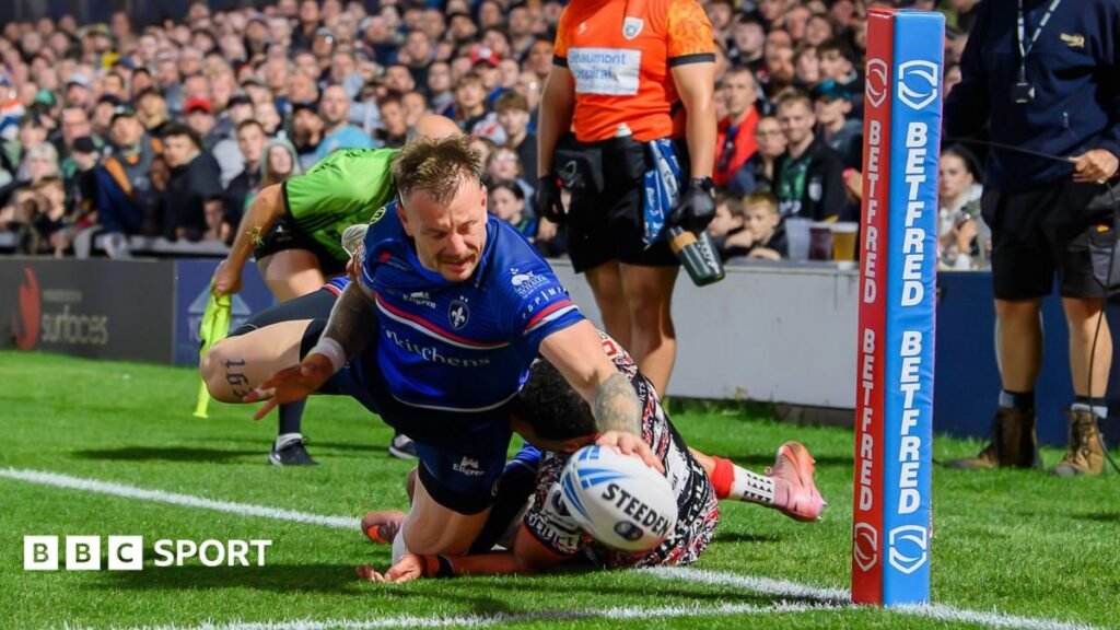 Super League play-off eliminator: Wakefield Trinity 26-16 Leigh Leopards – hosts reach semi-finals for first time Tom Johnstone scores Wakefield's second try against Leigh