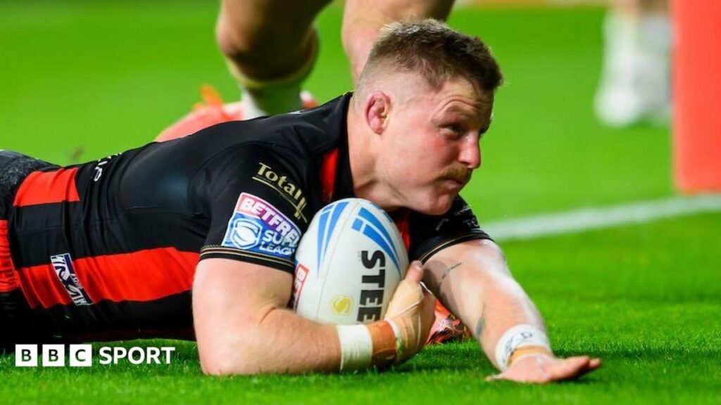 Super League play-off semi-final: Leeds Rhinos 12-14 Warrington Wolves – Wolves reach Grand Final Warrington Wolves' Luke Yates sliding with the ball in his right hand to score for his side against Leeds Rhinos