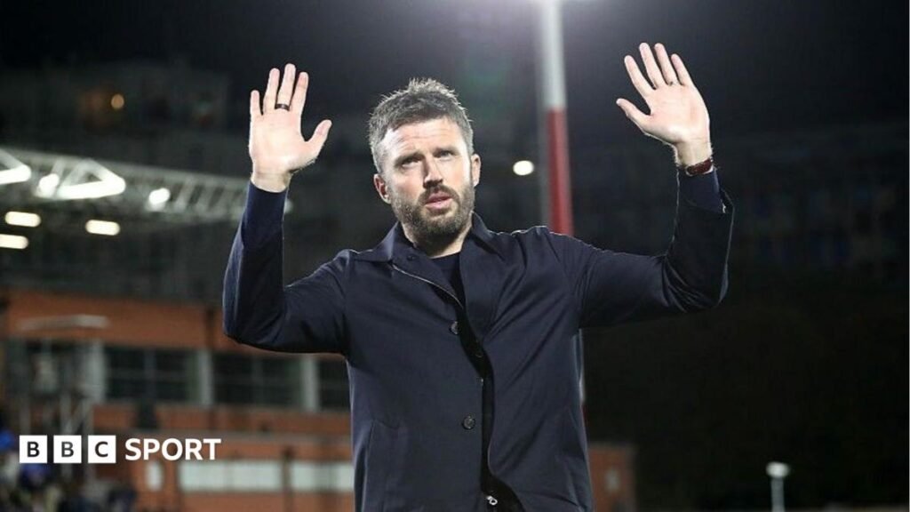 Manchester United humiliation in Como: Bruno Fernandes rounds on boss Michael Carrick Manchester United head coach Michael Carrick acknowledges the club's fans after the 4-1 defeat by Como