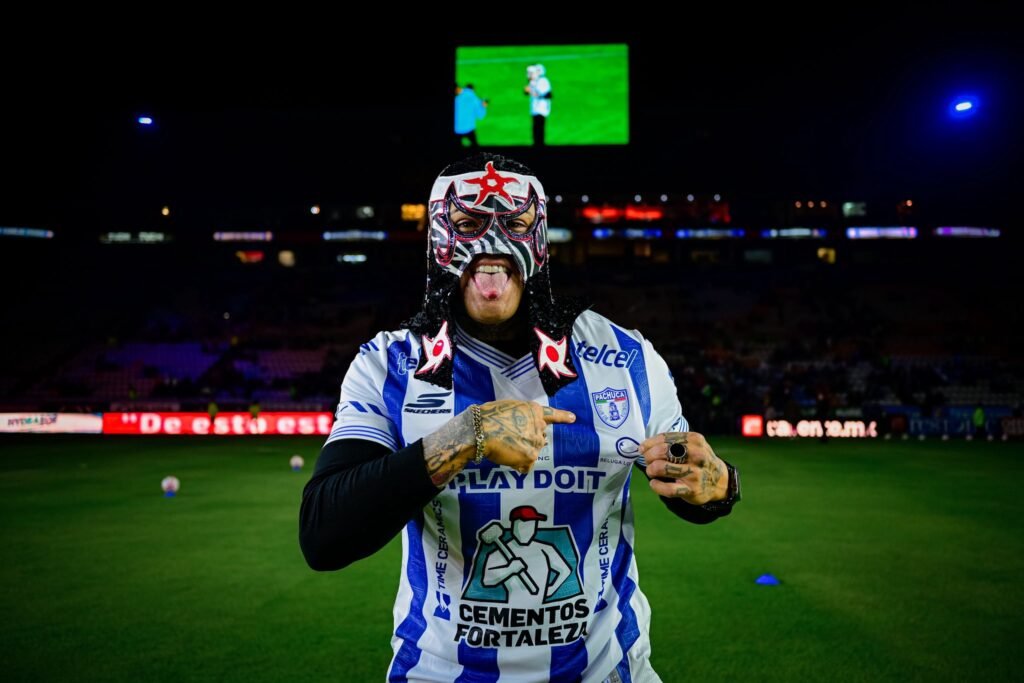 Penta Attends Pachuca vs. Cruz Azul Game, More | Fight Size - Fightful