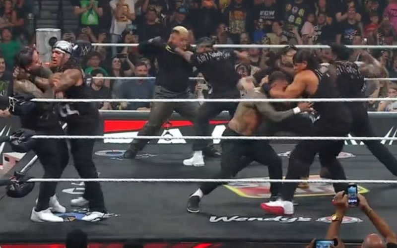 Roman Reigns, The Usos and Solo Sikoa Get Into Massive Brawl With 946 During WWE RAW Roman Reigns, The Usos and Solo Sikoa Get Into Massive Brawl With 946 During WWE RAW