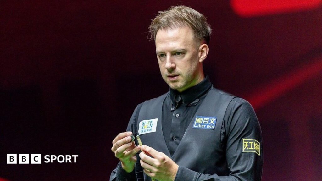 Shenzhen Open: Judd Trump beats Si Jiahui to set up Mark Selby tie Judd Trump looks at a shot