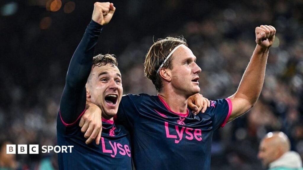 Viking celebrate goal against Bayern Munich